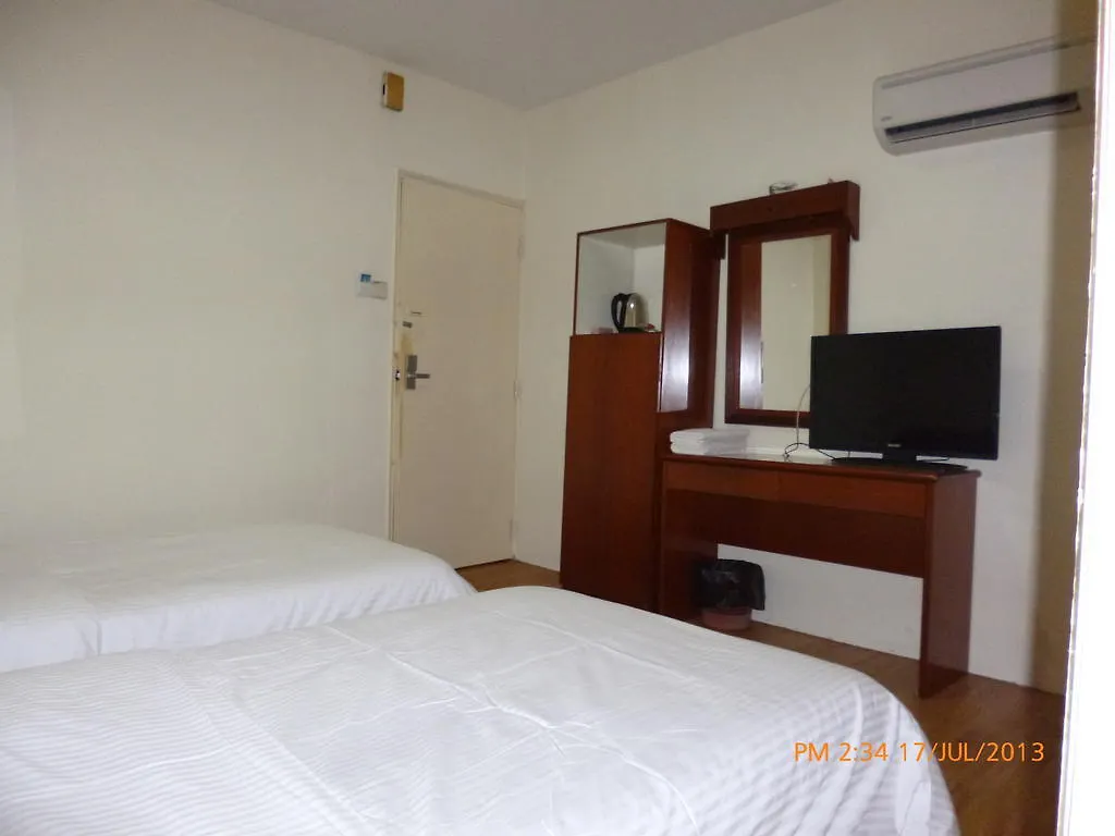 جوهر بهرو Hotel Merry